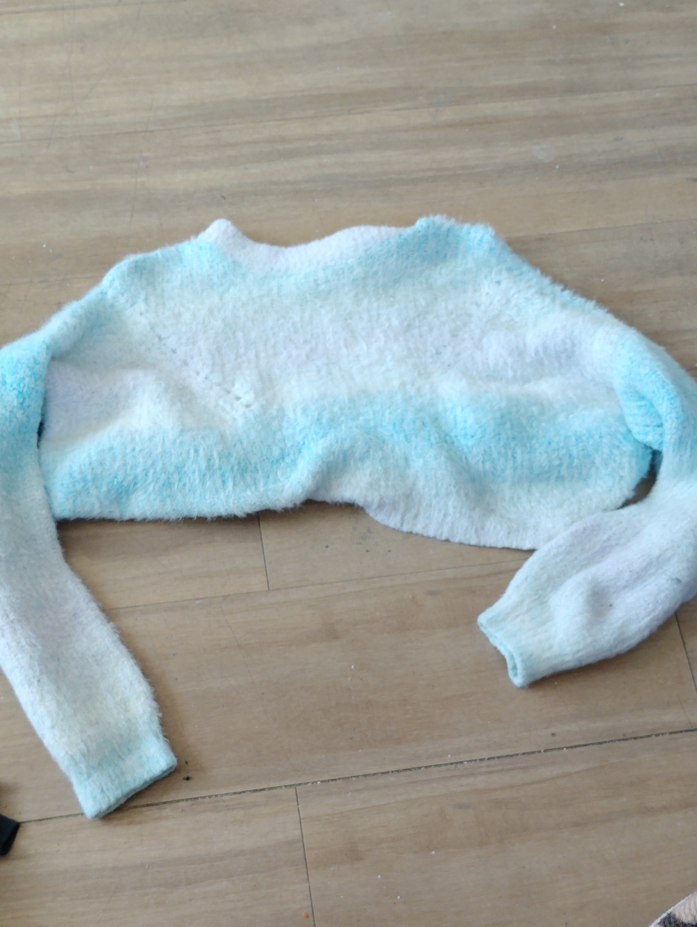 wild fable White and Light Blue Fuzzy Crop Crewneck Sweater Size Large Ombre